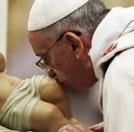 Papa Francesco bacia Bambino Gesù.1jpg